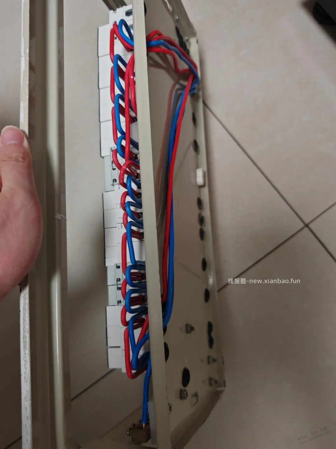 自装每一步都踩坑,到改水电这步装电箱放炮了,吧里彦祖帮看看 - 线报酷 自装每一步都踩坑,到改水电这步装电箱放炮了,吧里彦祖帮看看 - 线报酷